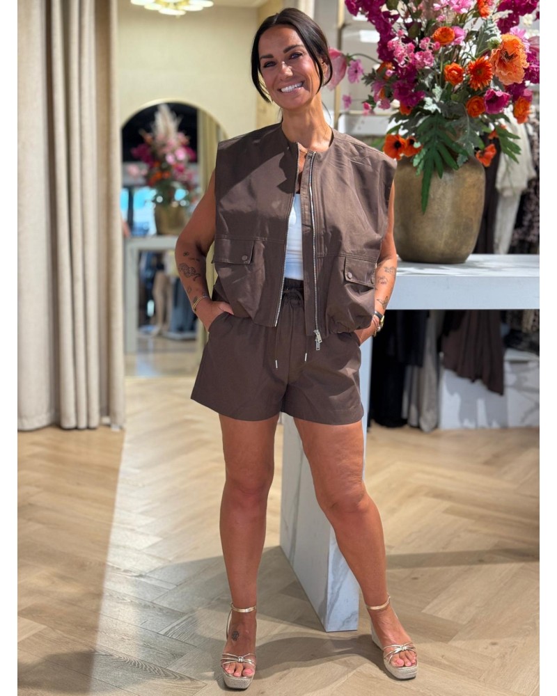 Short Jesse Ambika Bruin