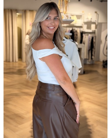 Off-Shoulder Top Wit
