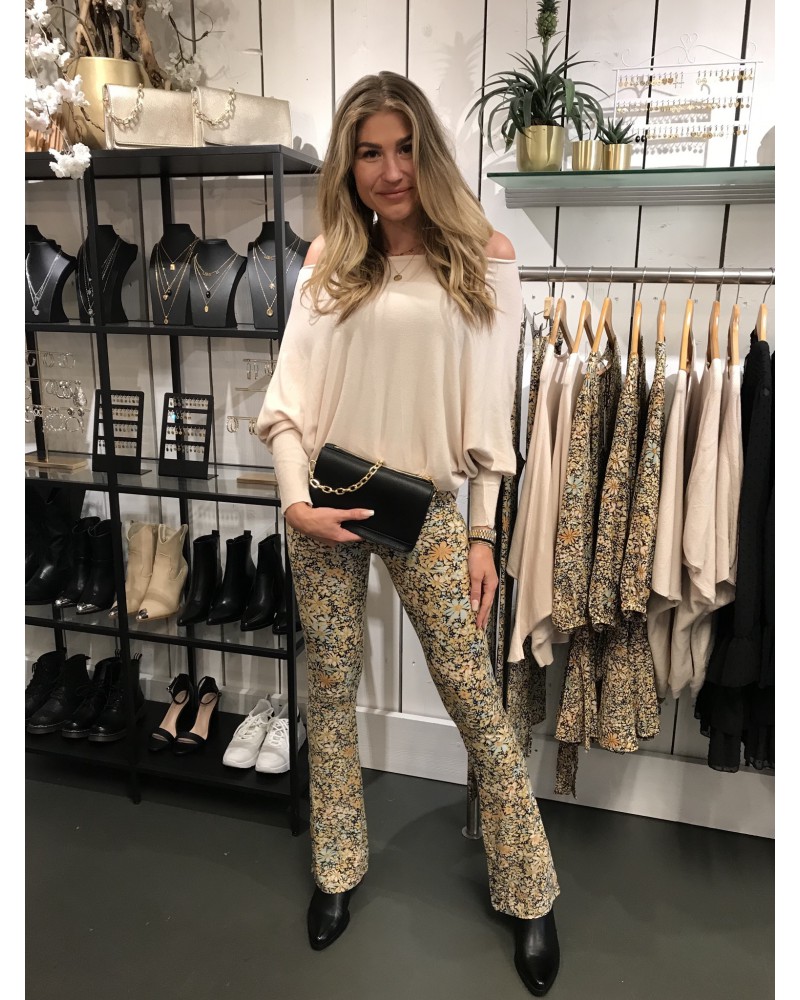 Outfits met flared best sale pants